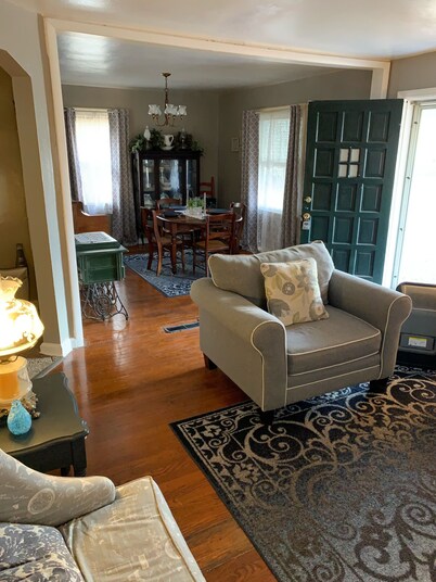  Aunt Doodle’s House 8 blocks from Historic Main Street.. Convenient location!