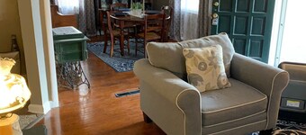 Aunt Doodle’s House 8 blocks from Historic Main Street.. Convenient location!