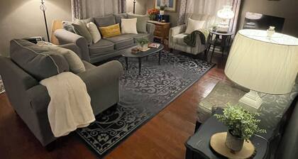 Aunt Doodle’s House 8 blocks from Historic Main Street.. Convenient location!