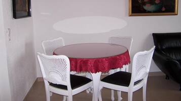 Apartment, 1 Bedroom | In-room dining