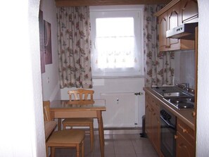 Apartamento, 1 habitación | Cocina privada | Frigorífico, horno, placa de cocina y cafetera o tetera