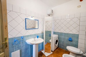 Een douche, een haardroger, een bidet
