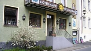 Een café in een hotel, met een bord dat het als restaurant identificeert.