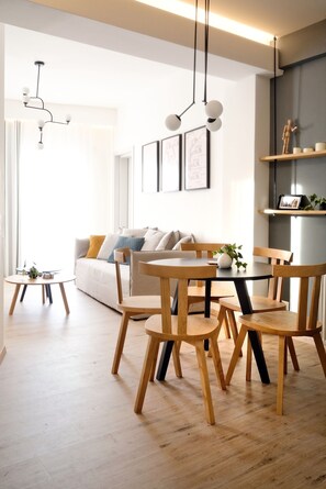 Apartemen Eksekutif, 2 kamar tidur, balkon (Skyla and Charivdi) | Area keluarga | TV layar datar