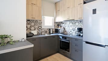 Refrigerador con freezer, microondas, horno, placa de cocina