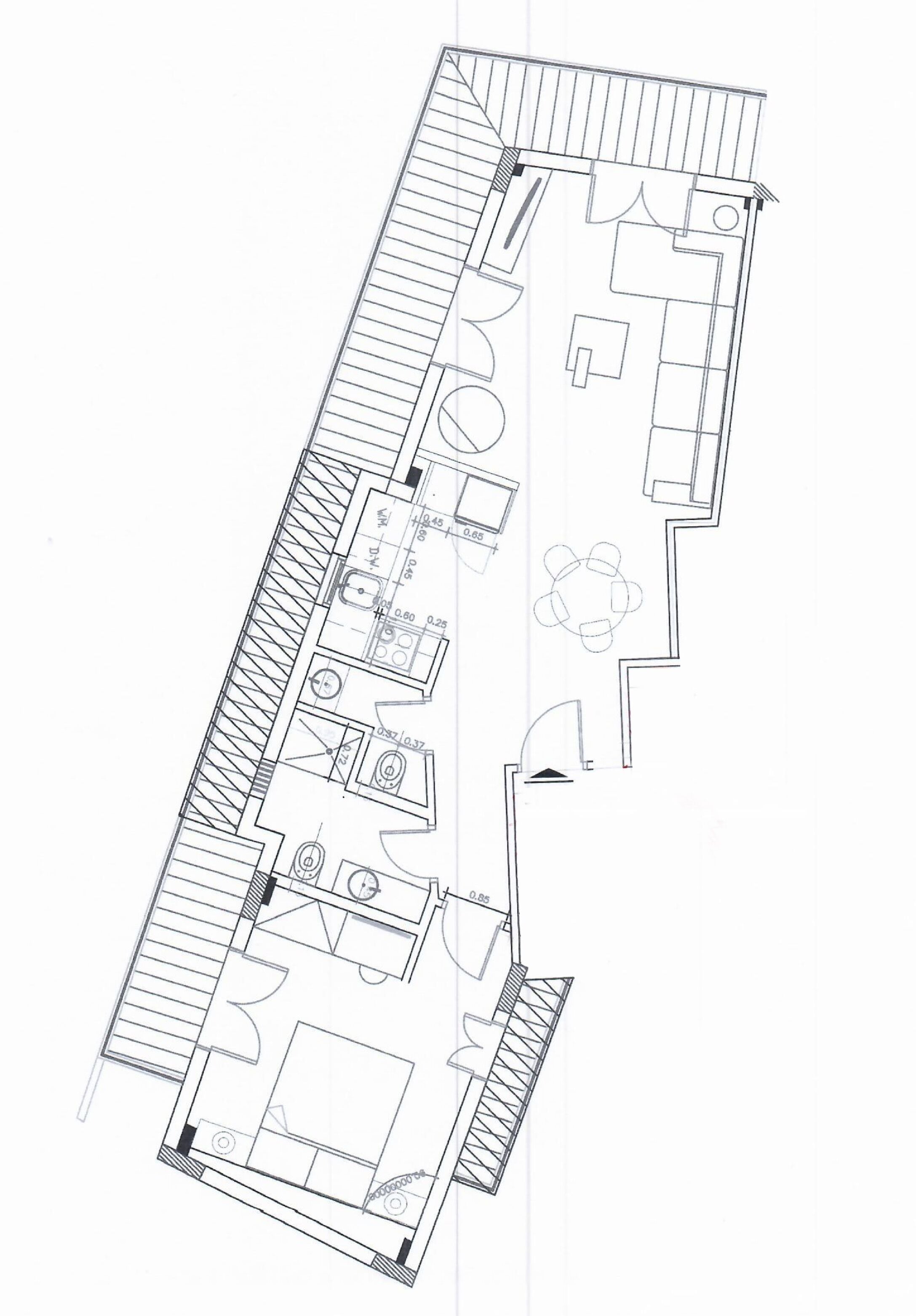 Plano de planta de un hotel que muestra un largo pasillo, varias habitaciones, un comedor y una cocina.