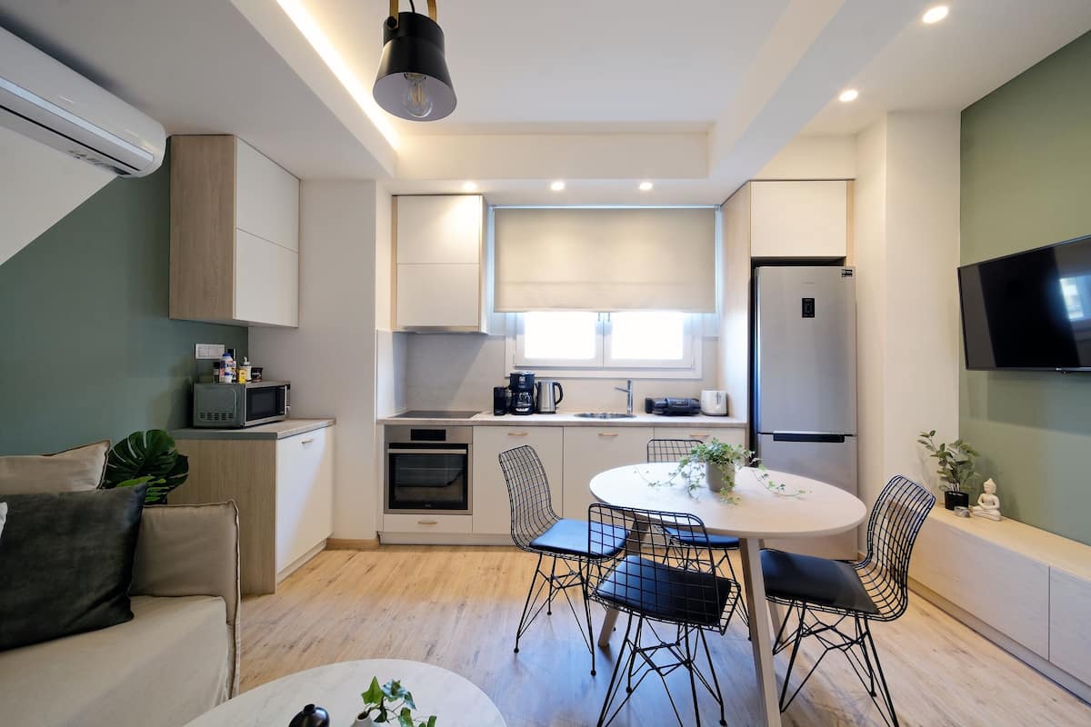Departamento superior, 1 habitación, balcón (Circle) | Área de sala de estar | Televisión de pantalla plana