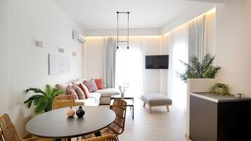 Signature Apartment, 1 Bedroom, 2 Bathrooms (Aeolus) | Living area