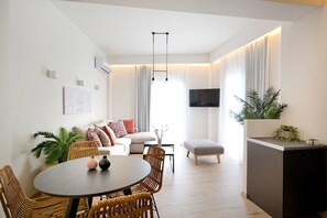 Signature Apartment, 1 Bedroom, 2 Bathrooms (Aeolus) | Living area