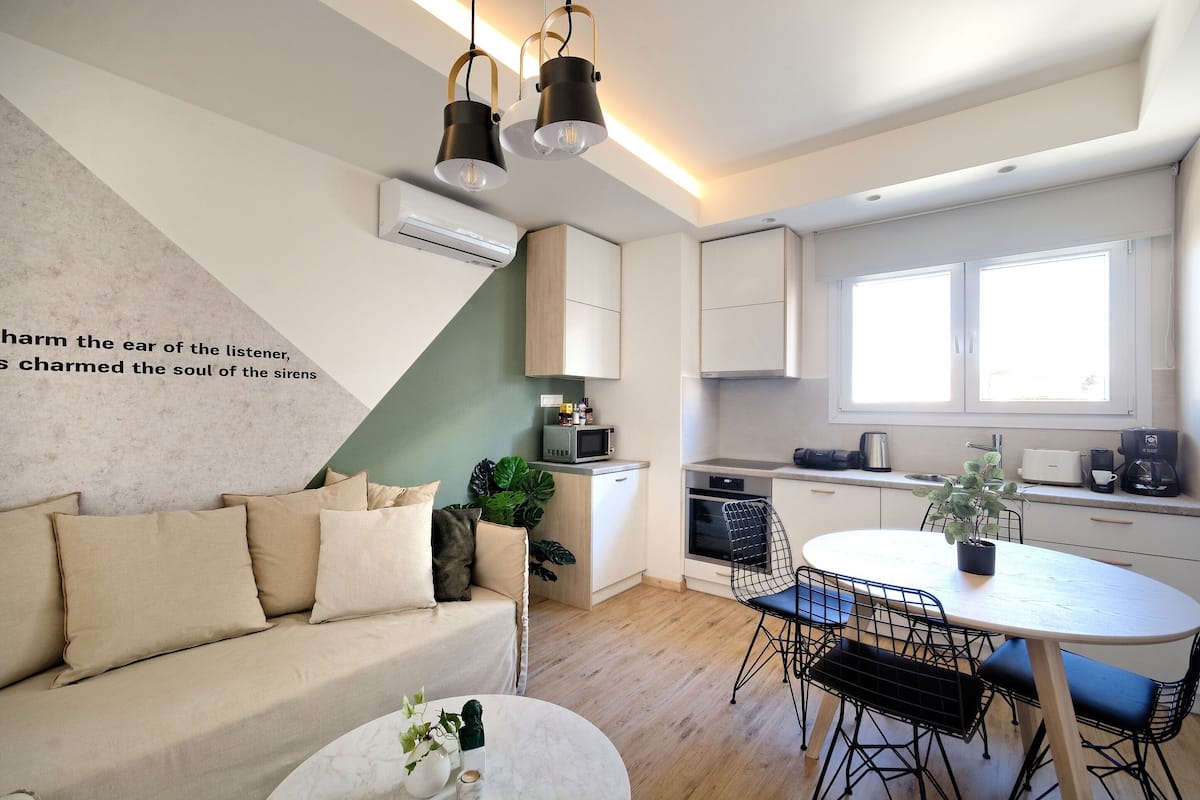 Departamento ejecutivo, 1 habitación, balcón (Sirens) | Área de sala de estar | Televisión de pantalla plana