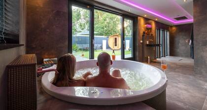 love suite with hot tub and sauna and free parking