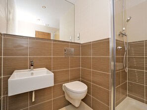 Combined shower/bathtub, hair dryer, towels