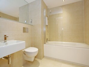 Deluxe appartement | Badkamer | Een bad/douchecombinatie, een haardroger, handdoeken