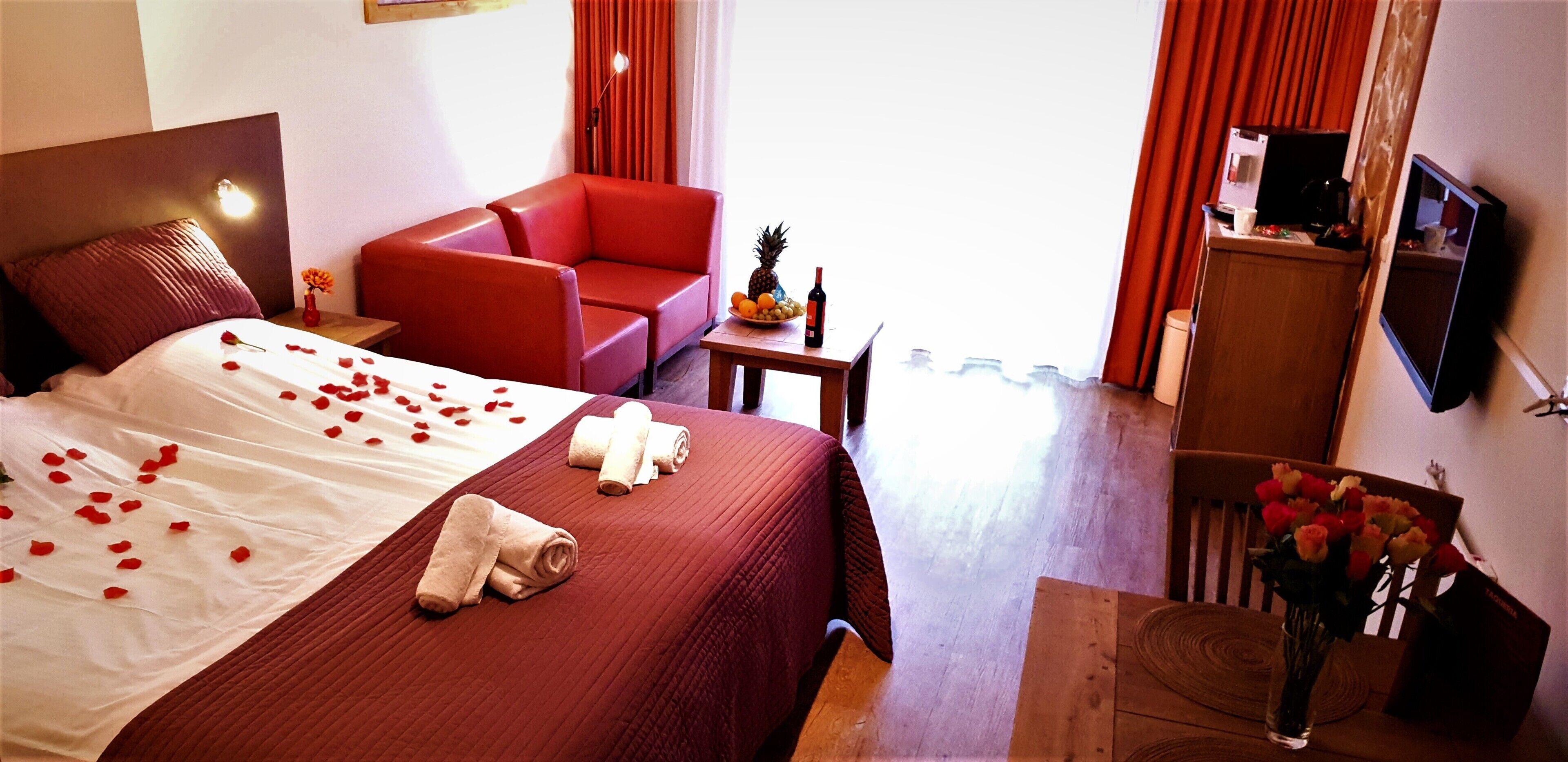 Luxe beddengoed, pillowtop-bedden, een minibar, een kluis op de kamer