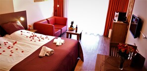 Premium bedding, pillowtop beds, minibar, in-room safe - Hotel Restaurant Dolores (Hollum)