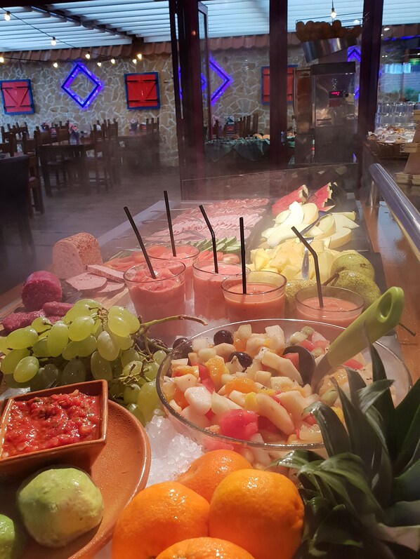 Free daily buffet breakfast - Hotel Restaurant Dolores (Hollum)