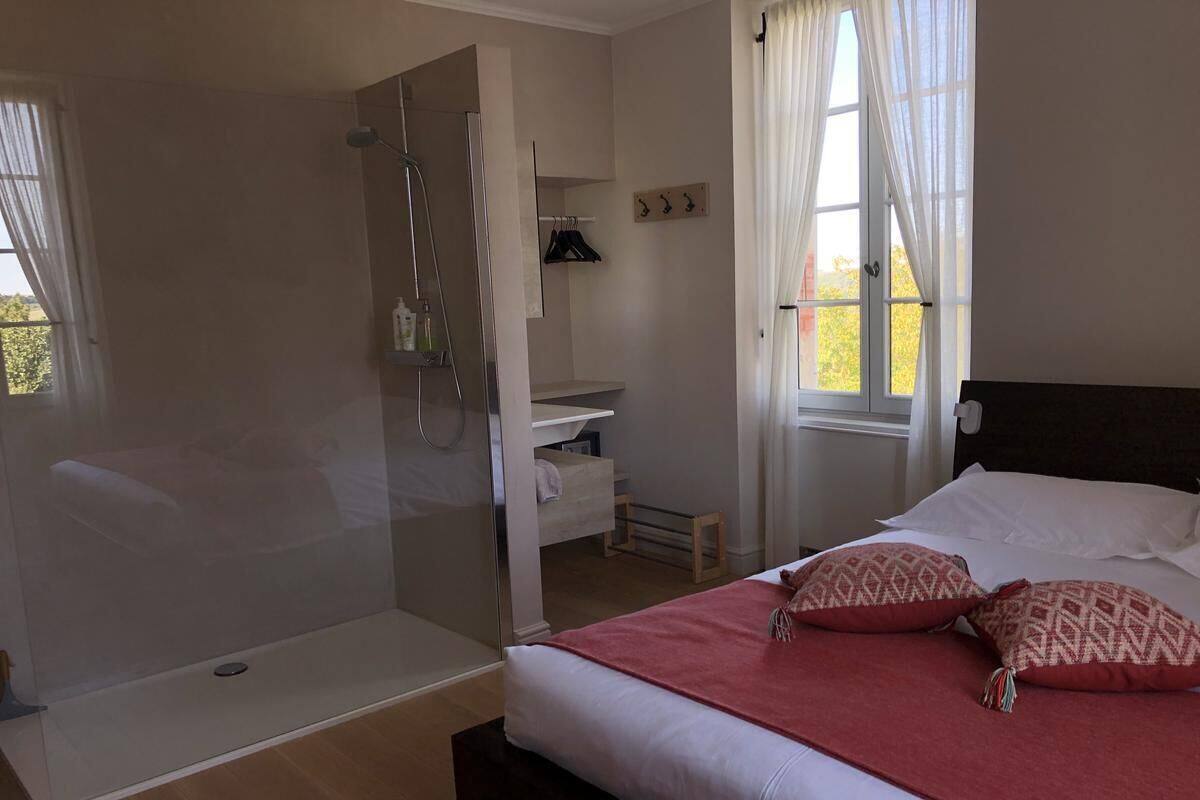 Tweepersoonskamer (Avezan) | Badkamer met douche