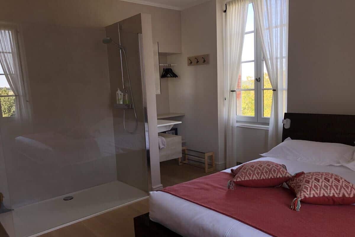 Tweepersoonskamer (Avezan) | Badkamer met douche
