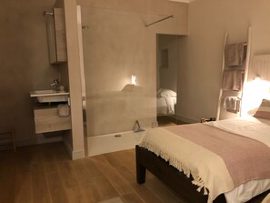 Kamer, 1 twee- of 2 eenpersoonsbedden (Gramont) | Individueel gedecoreerd, individueel gemeubileerd, geluiddichte muren