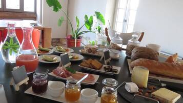 Free daily buffet breakfast