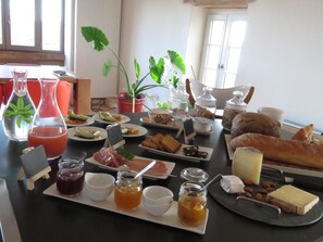 Free daily buffet breakfast