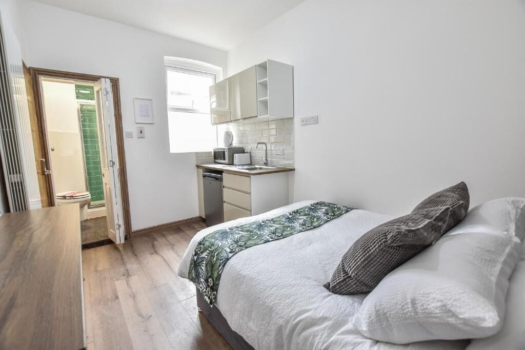 标准开间, 1 张双人床 | 办公桌、笔记本电脑工作区、免费 WiFi、床单