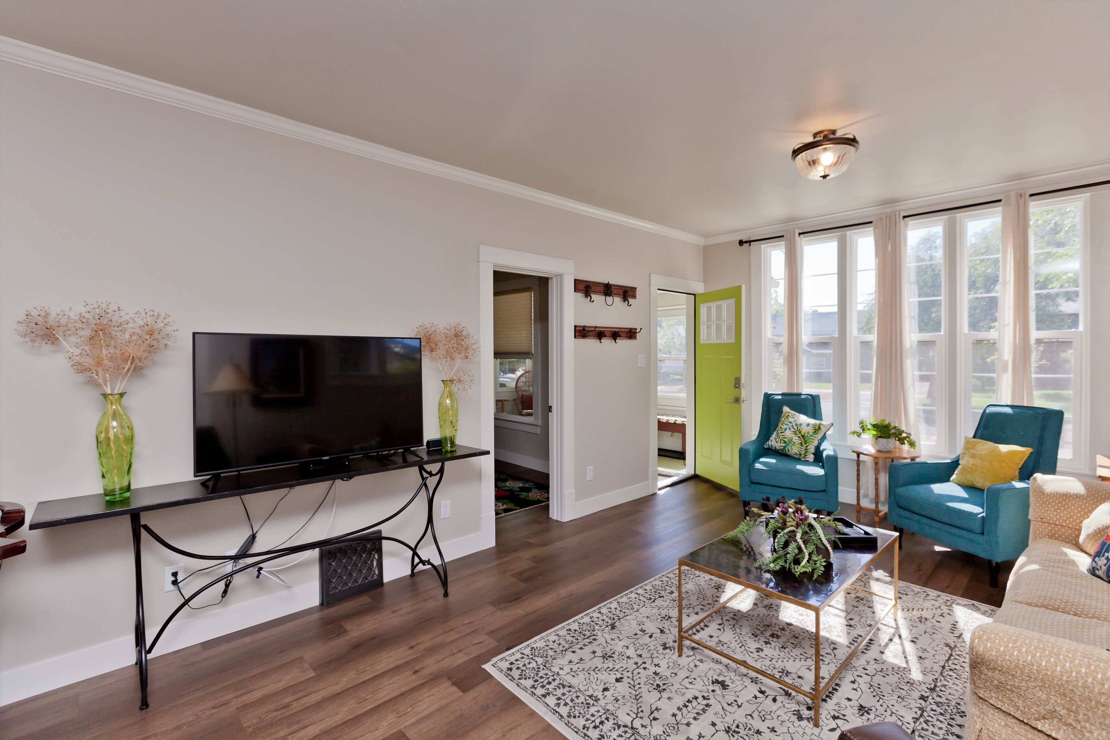 Smart-TV, bøker og stereoanlegg