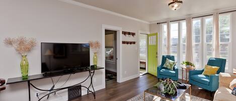 Smart-tv, boeken en een stereo