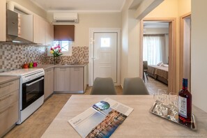 Full-sized fridge, oven, stovetop, coffee/tea maker