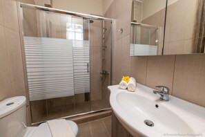 Shower, hair dryer, towels, soap - Nancy's Luxury Apartments (Zakynthos)