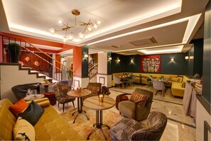 Lobby-lounge