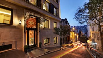 Fassade der Unterkunft – Abend/Nacht