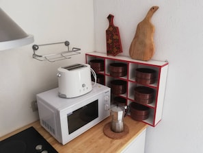 Mini-Kühlschrank, Mikrowelle, Ofen, Herdplatte