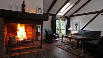 Duplex, 2 Bedrooms, Fireplace (Nr 9) | Living area | Flat-screen TV, table tennis