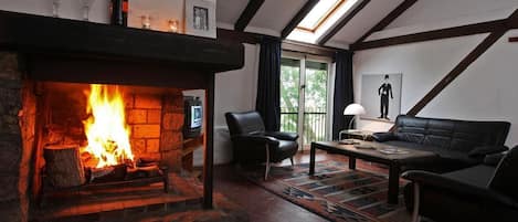 Maisonette, 2 Schlafzimmer, Kamin (Nr 9) | Wohnbereich | Flachbildfernseher, Tischtennisplatte