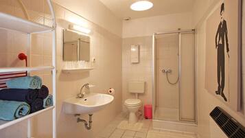 Apartment, 2 Bedrooms (Nr 3) | Bathroom | Shower, hair dryer, towels