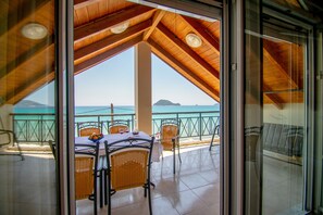Appartement Penthouse, 2 chambres, en face de la plage | Balcon