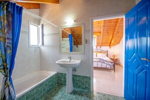 Appartement Penthouse, 2 chambres, en face de la plage | Salle de bain | Baignoire et douche séparées, séchoir à cheveux, serviettes fournies