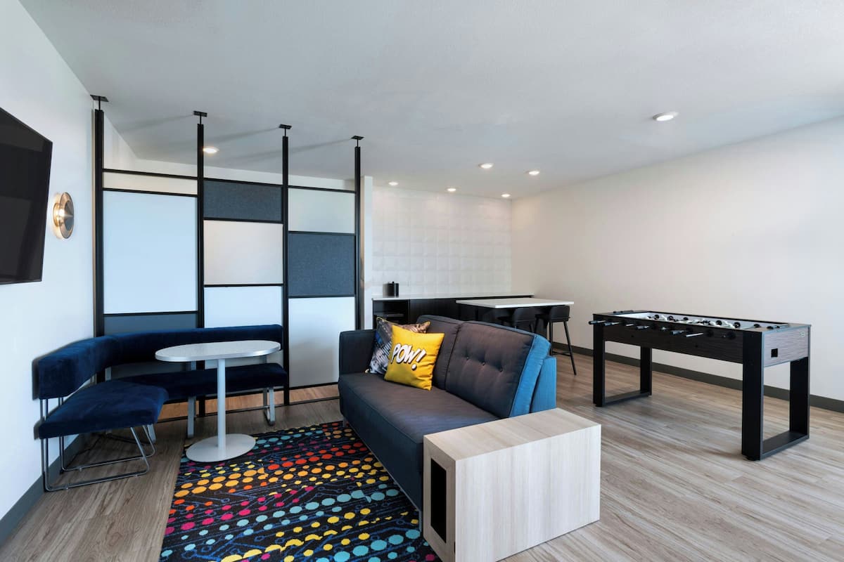 aloft, Suite, 1 trĂšs grand lit | Aire de sĂ©jour | TĂ©lĂ©viseur Ă  Ă©cran plat, Netflix, Hulu, station dâaccueil pour iPod