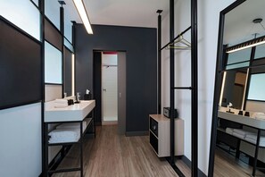 Suite, 2 camas de matrimonio | Baño | Ducha, secador de pelo y toallas