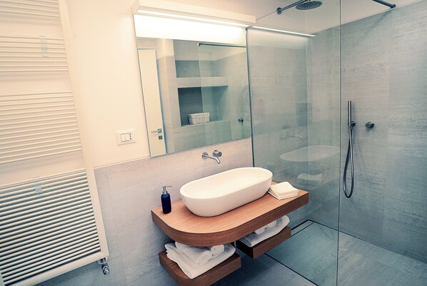 Bathtub, hair dryer, bidet, towels