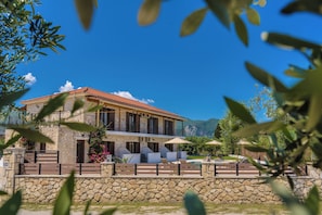 Front of property - Barbara Ann Apartments (Zakynthos)