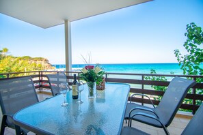 A glass table with chairs on a balcony overlooking the sea. - Paradiso Del Mare (Zakynthos)