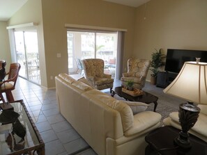 TV connectée, cheminée, chaîne hi-fi