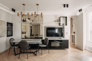 Rivoli II | Living area | 55-inch flat-screen TV with cable channels, TV, Netflix