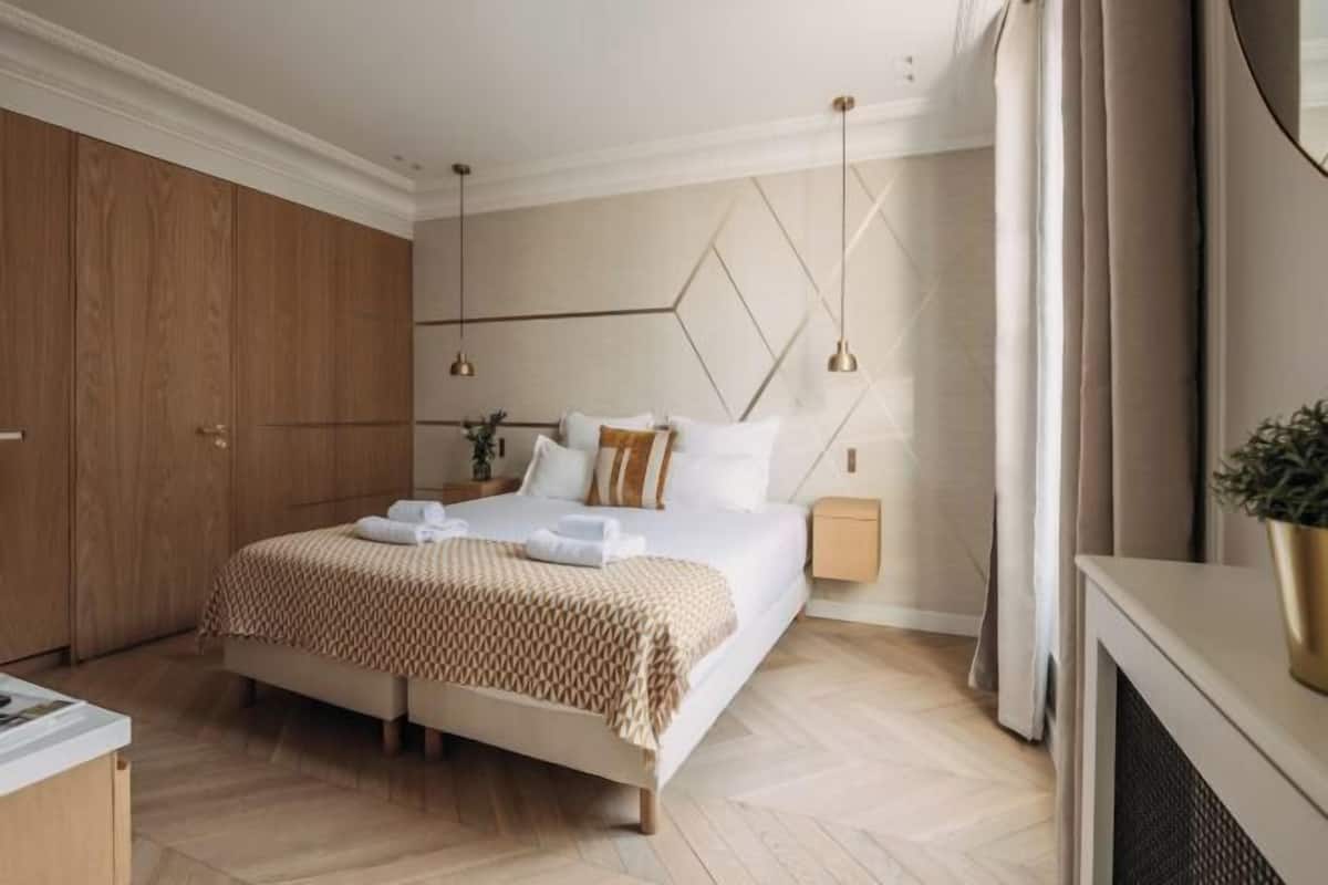 Premium bedding, pillowtop beds, in-room safe, blackout drapes
