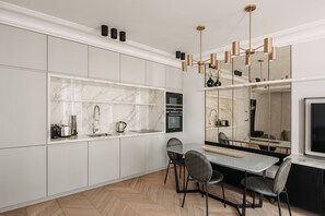 Rivoli II | Private kitchen | Full-size fridge, microwave, oven, stovetop -  HIGHSTAY - Luxury Serviced Apartments - Rue de Rivoli (Paris)