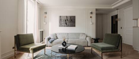 Rivoli II | Área de sala de estar | Televisión de pantalla plana, Netflix, libros y servicios de streaming