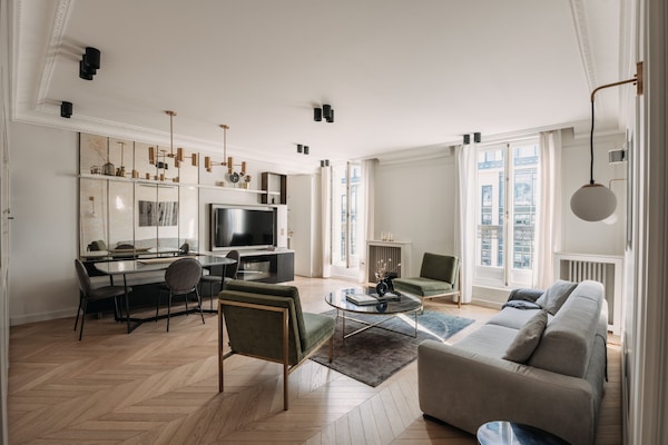 Rivoli II | Living area | 55-inch flat-screen TV with cable channels, TV, Netflix