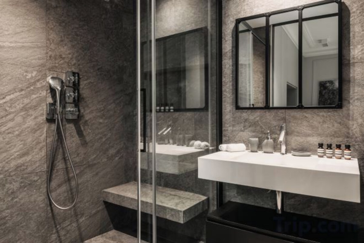 Badezimmer | Dusche, Regendusche, Haartrockner, Handtücher